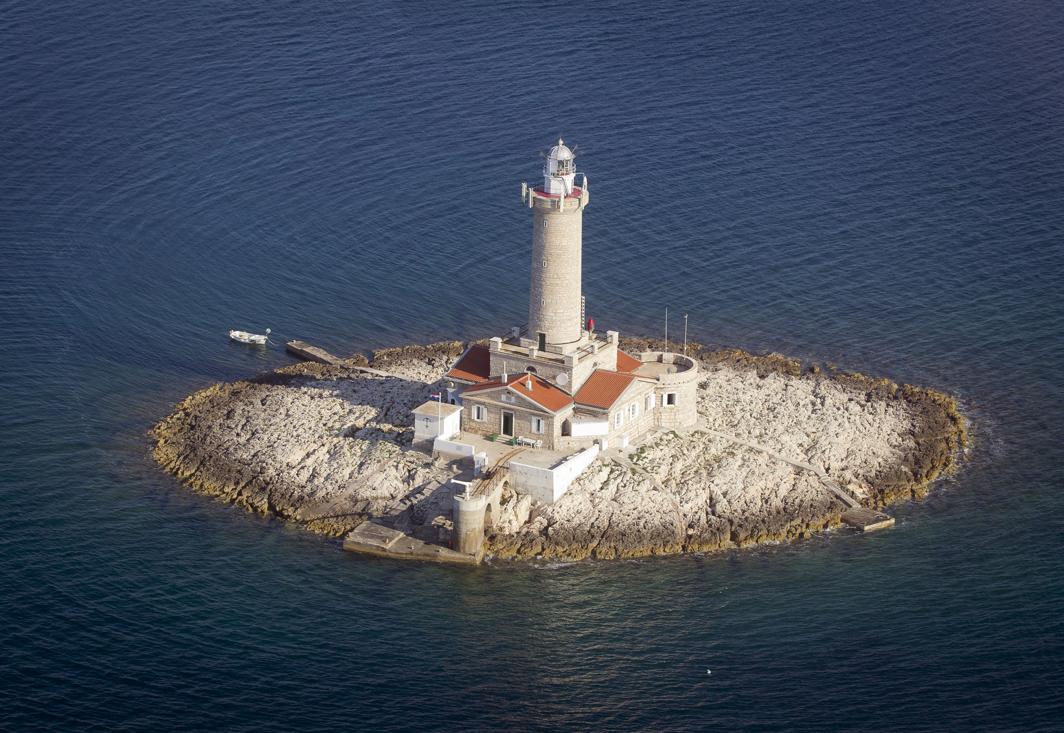 Towers island. Маяк Порер Хорватия. Маяк Андрос Греция. Маяк на острове Маячный. Маяк острова Мокохинау.